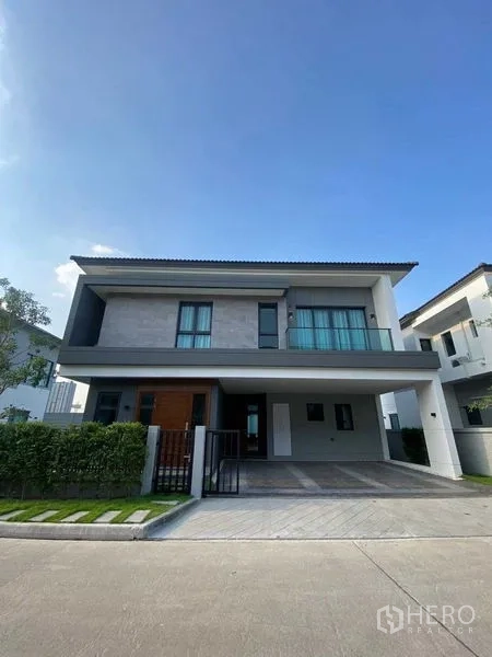 独立式住宅 出租或出售在Bang Phli, Samut Prakan - 小区道路上的正立面视角的独栋别墅。