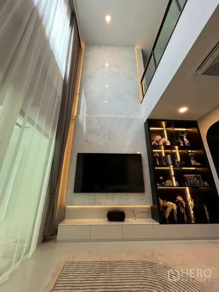 独立式住宅 出租在Bang Phli, Samut Prakan - 挑高客厅，电视背景墙与发光展示柜