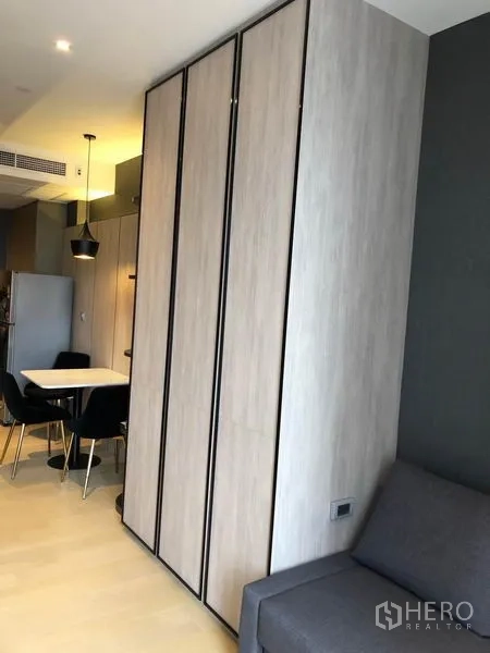 Condominium for rent in Din Daeng, Bangkok - Entry corridor with tall built-in cabinets leading to kitchen and dining area.