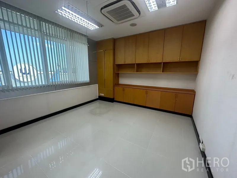 Office Space for rent in Suan Luang, Bangkok - Small private office with window blinds and extensive built-in cabinetry