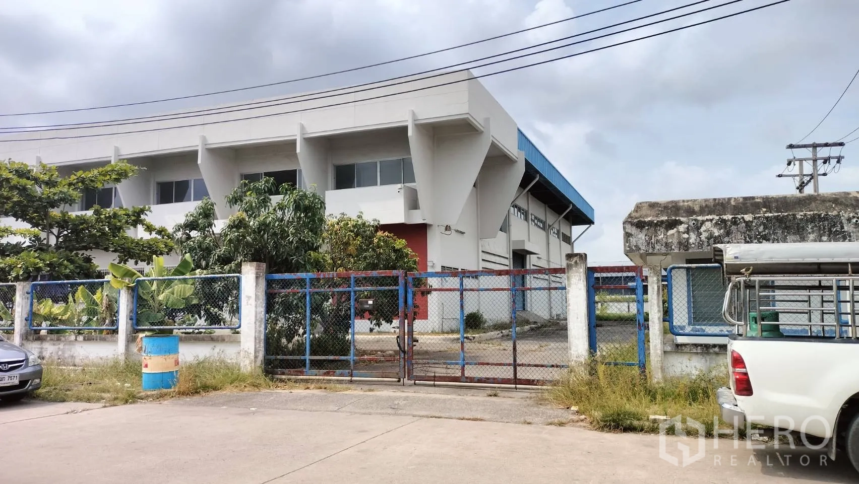 โรงงาน for rent in Lat Krabang, Bangkok - มุมมองถนนหน้าประตูรั้ว โครงรั้ว และอาคารโรงงานด้านใน.