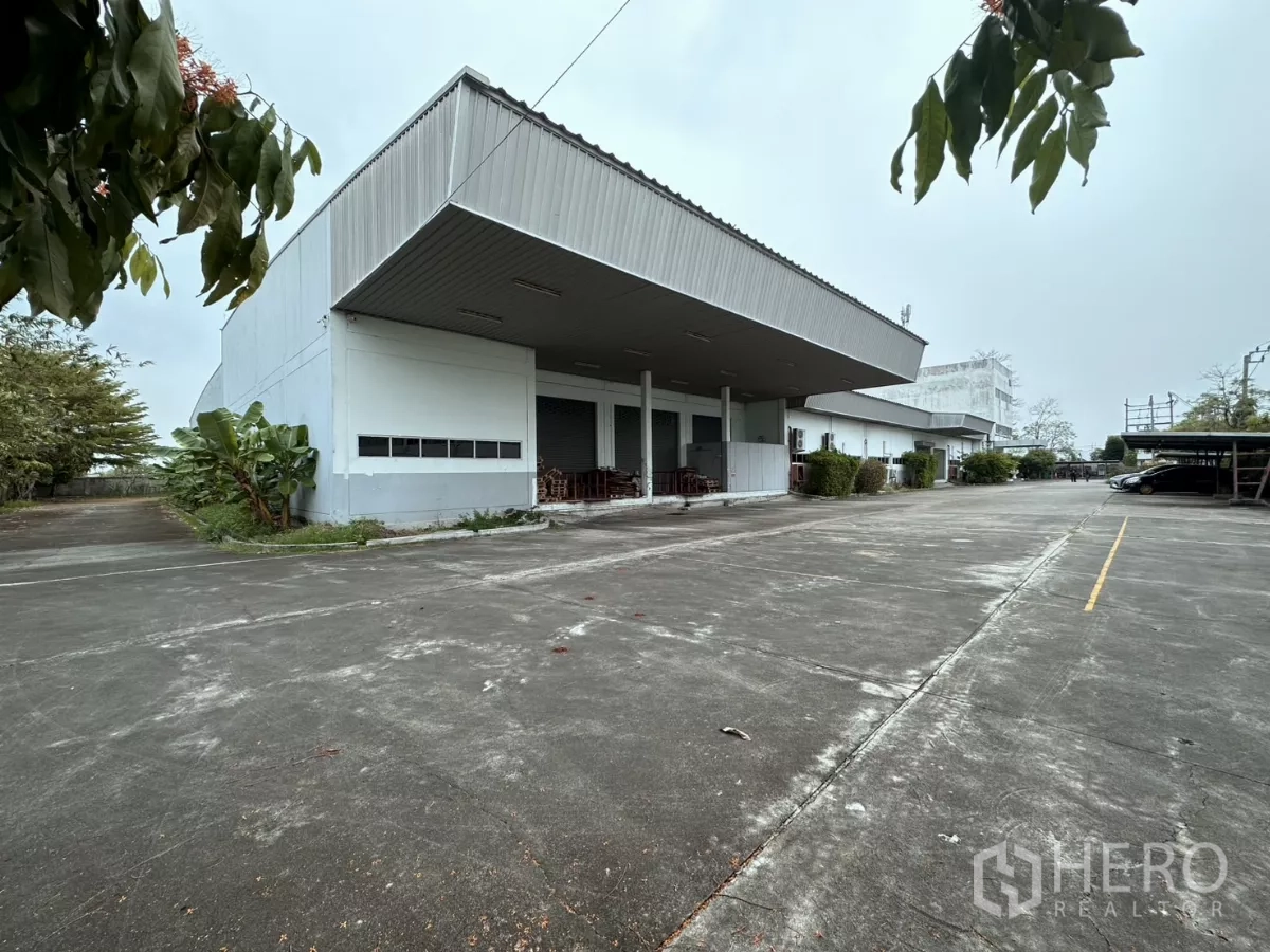工厂 出售在Lat Krabang, Bangkok - 有顶装卸平台，仓库旁宽阔场地与停车区。
