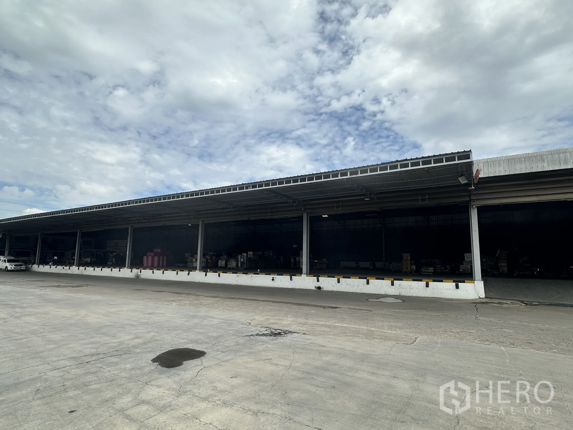 工厂 for rent in Lat Krabang, Bangkok - 仓库立面为长条有顶装卸区，设多组装卸位与防撞设施。