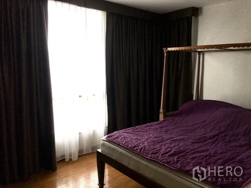 คอนโด ให้เช่าในPathum Wan, Bangkok - ห้องนอนสไตล์อบอุ่น เตียงสี่เสา ผ้าม่านทึบและหน้าต่างบานใหญ่