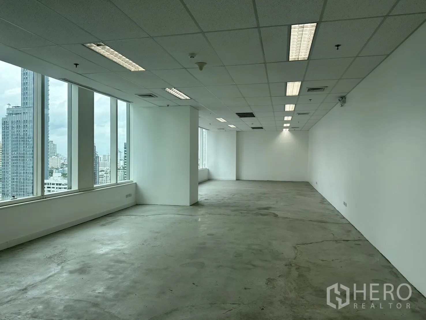 办公室 for rent in Watthana, Bangkok - 纵深开放式办公室，一整排窗户带来全景城市视野。