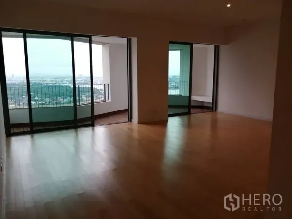公寓 出售在Yan Nawa, Bangkok - 宽敞客厅，落地推拉门通向双阳台。