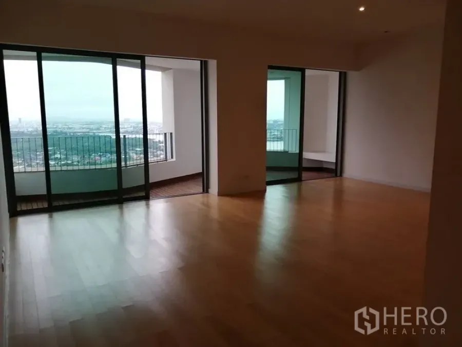 公寓 出售在Yan Nawa, Bangkok - 宽敞客厅，落地推拉门通向双阳台。