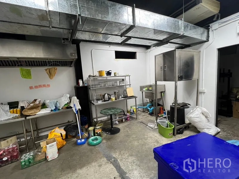 พื้นที่ขายปลีก ให้เช่าในWatthana, Bangkok - ห้องเตรียมอาหารหลังบ้านพร้อมท่อลม โต๊ะสเตนเลส และพื้นที่เก็บของ