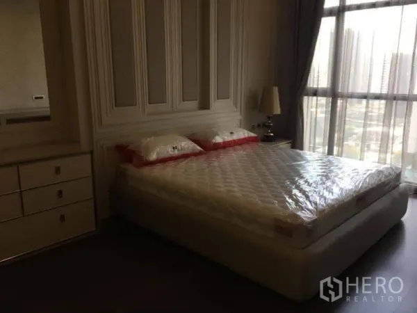 คอนโด ให้เช่าในWatthana, Bangkok - ห้องนอนผนังตกแต่งคิ้วบัว เตียงขนาดใหญ่ และกระจกสูงเต็มบานมองเห็นวิวเมือง