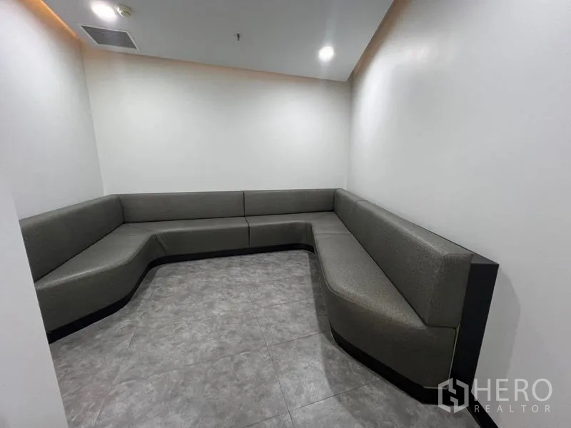 สำนักงาน ให้เช่าในHuai Khwang, Bangkok - มุมนั่งพักเงียบๆ โซฟาบิวท์อินทรงตัวแอล พื้นกระเบื้อง