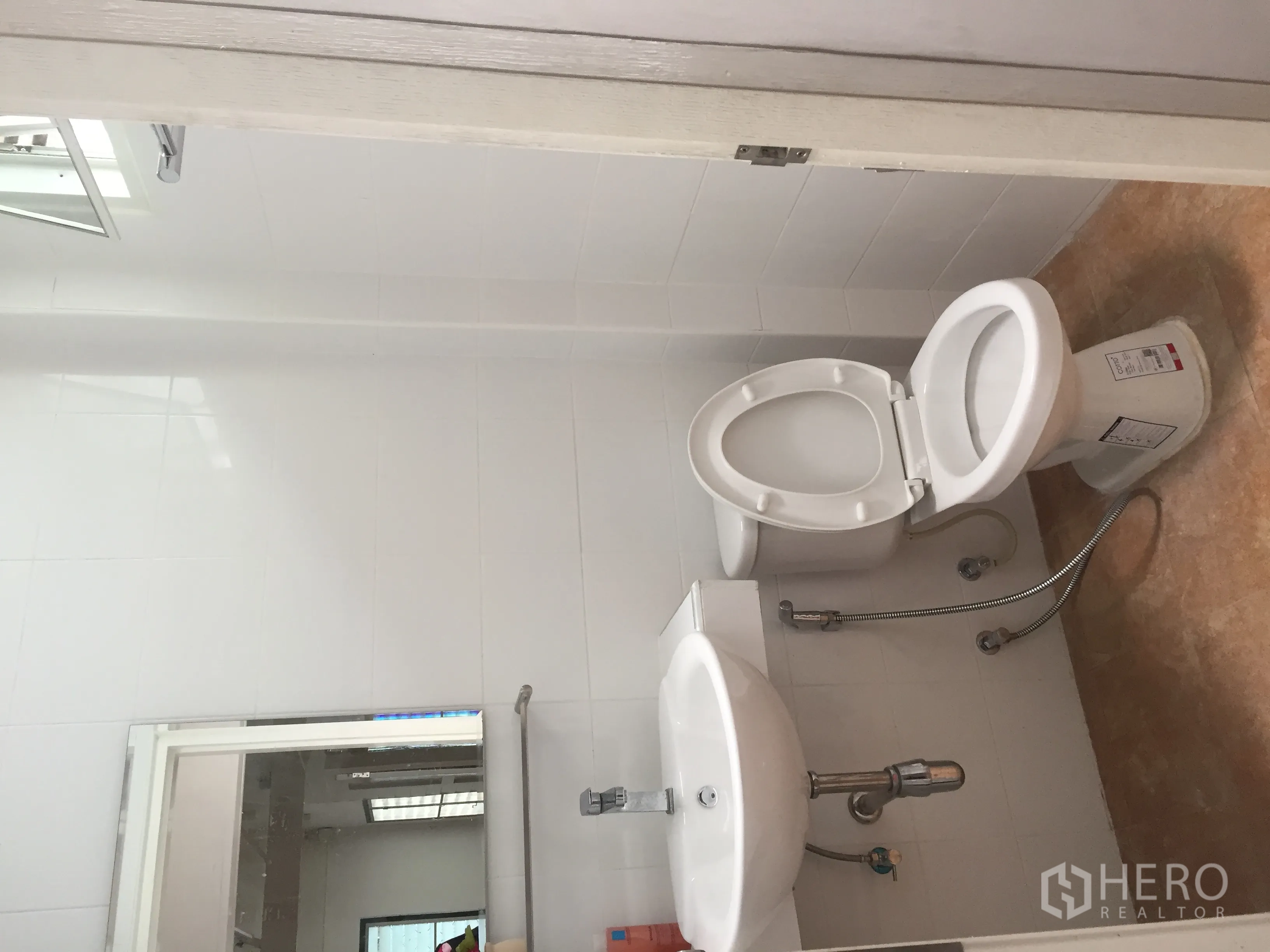 บ้าน ให้เช่าในBang Rak, Bangkok - ห้องน้ำสะอาด มีโถสุขภัณฑ์ อ่างล้างหน้า กระจก และผนังกระเบื้องสีขาว