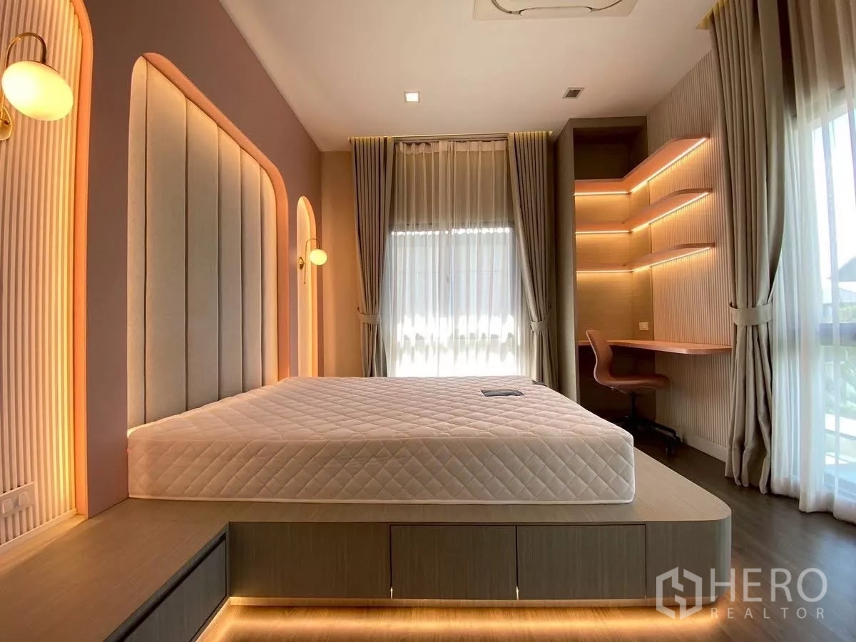บ้าน ให้เช่าในBang Phli, Samut Prakan - ห้องนอนที่สอง เตียงยกพื้น ไฟซ่อน LED โทนอุ่น และโต๊ะทำงานมุมห้อง