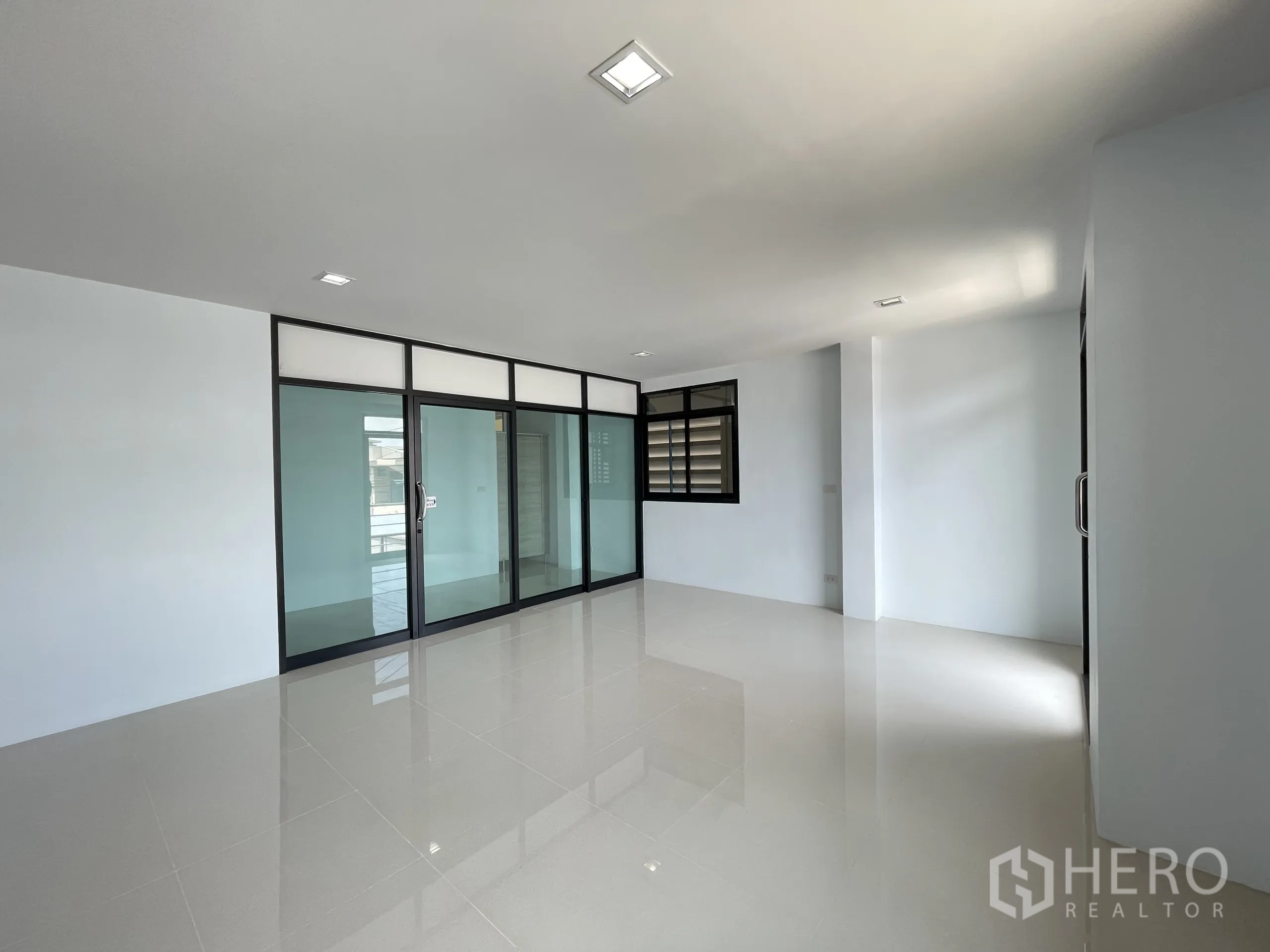 โรงงาน ให้เช่าในBan Phaeo, Samut Sakhon - ชั้นออฟฟิศแบบเปิดโล่ง มีห้องประชุมบานเลื่อนและช่องแสงรอบด้าน.