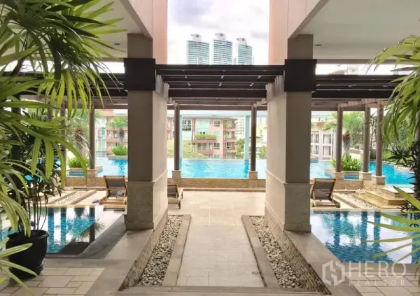 คอนโด ให้เช่าในKhlong Toei, Bangkok - สระว่ายน้ำสไตล์รีสอร์ตพร้อมศาลาและเตียงอาบแดด มองเห็นวิวเมือง