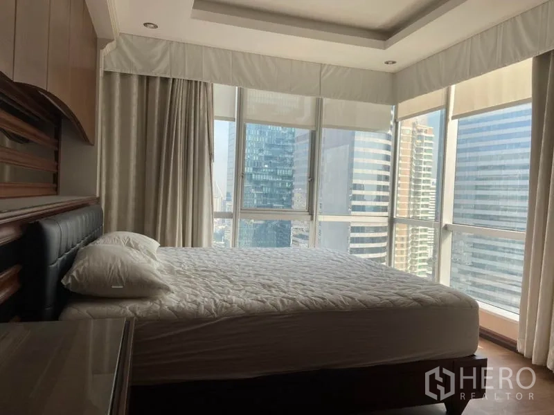 公寓 出租在Sathon, Bangkok - 转角卧室，环幕落地窗，欣赏沙吞高楼景致。