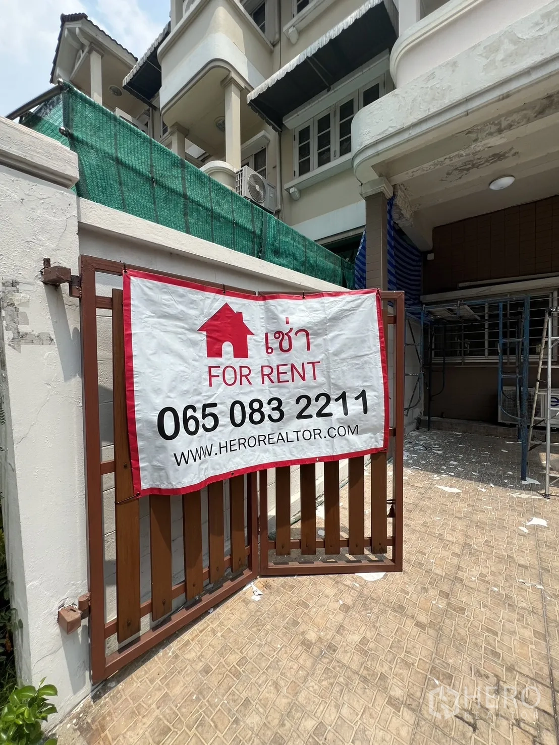ทาวน์เฮาส์ ให้เช่าในKhlong Toei, Bangkok - ประตูรั้วหน้าบ้านติดป้าย For Rent บนรั้วไม้