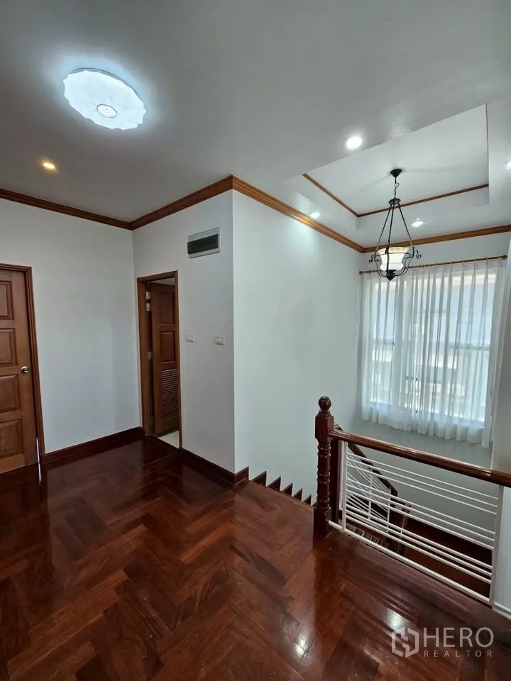 带办公室的家 for rent in Wang Thonglang, Bangkok - 二层楼梯厅，木扶手、吊顶与透光纱帘。