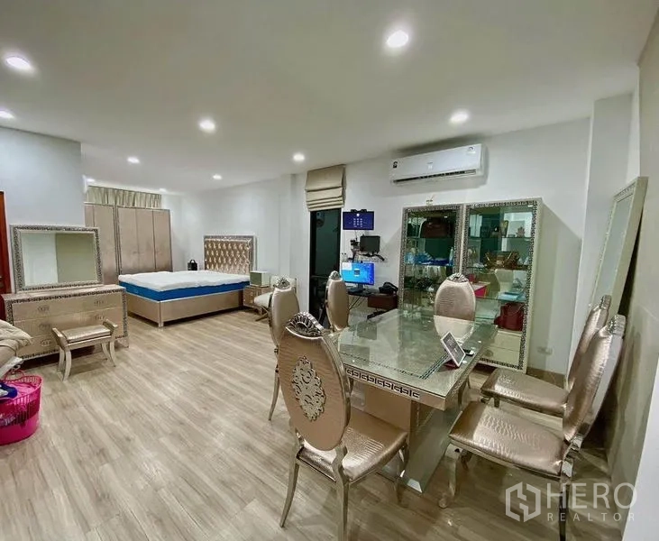 带办公室的家 出售在Wang Thonglang, Bangkok - 宽敞卧室兼办公区，配床、工作桌与空调