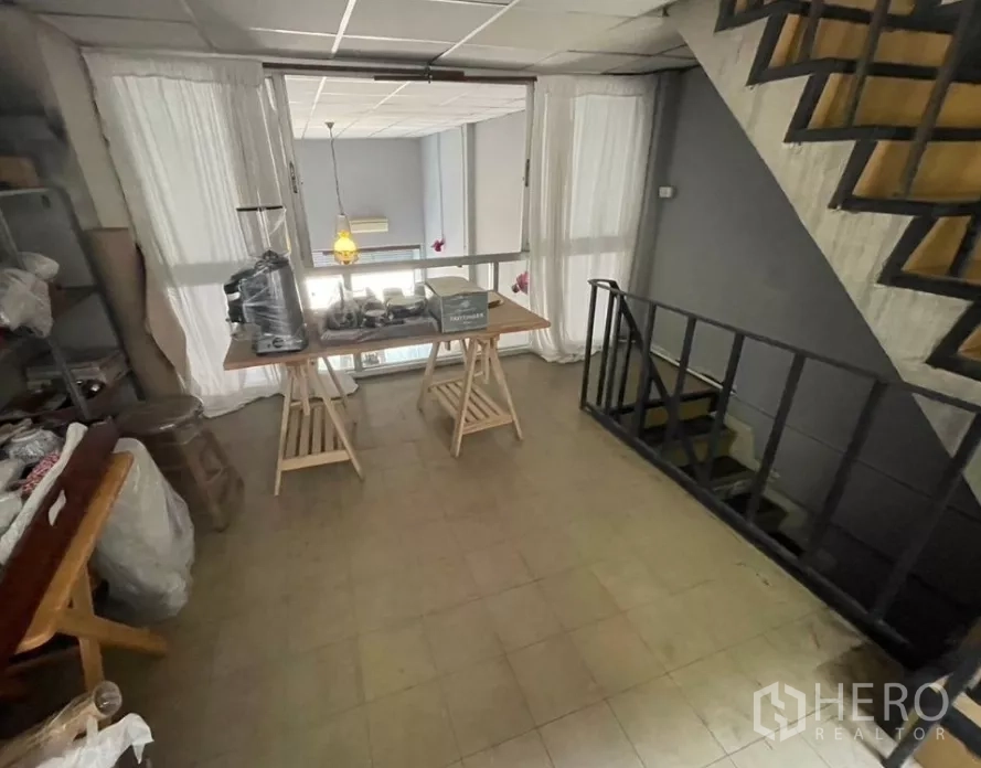 店屋 出租在Watthana, Bangkok - 夹层平台与室内楼梯及大窗相邻。