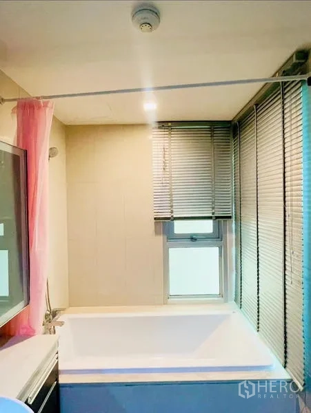 คอนโด ให้เช่า - ห้องน้ำพร้อมอ่างอาบน้ำติดหน้าต่างและมู่ลี่พร้อมราวม่าน