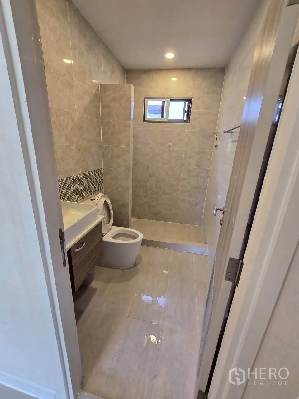 独栋房屋 for rent or sale in Lat Krabang, Bangkok - 瓷砖卫浴，带盥洗台、马桶与带窗的步入式淋浴区。