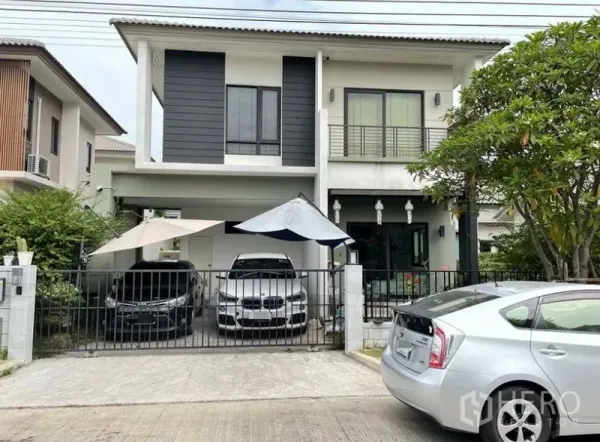 独立式住宅 出租 - 两层独栋住宅外观，带大门围栏与双车位车库。