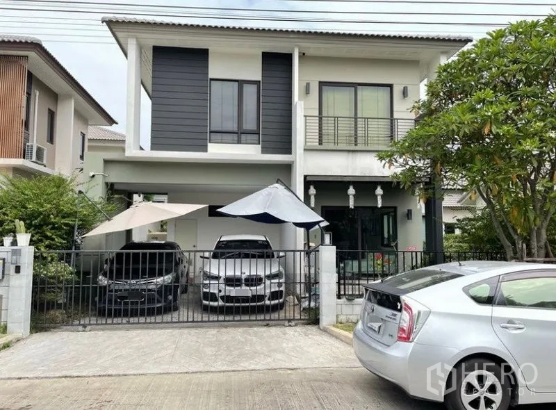 Detached House for rent - Two-storey detached house exterior with gated driveway and covered parking for two cars.