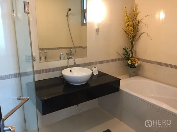 公寓 出租在Ratchathewi, Bangkok - 现代浴室，浴缸、台上盆与玻璃淋浴区，米色瓷砖。