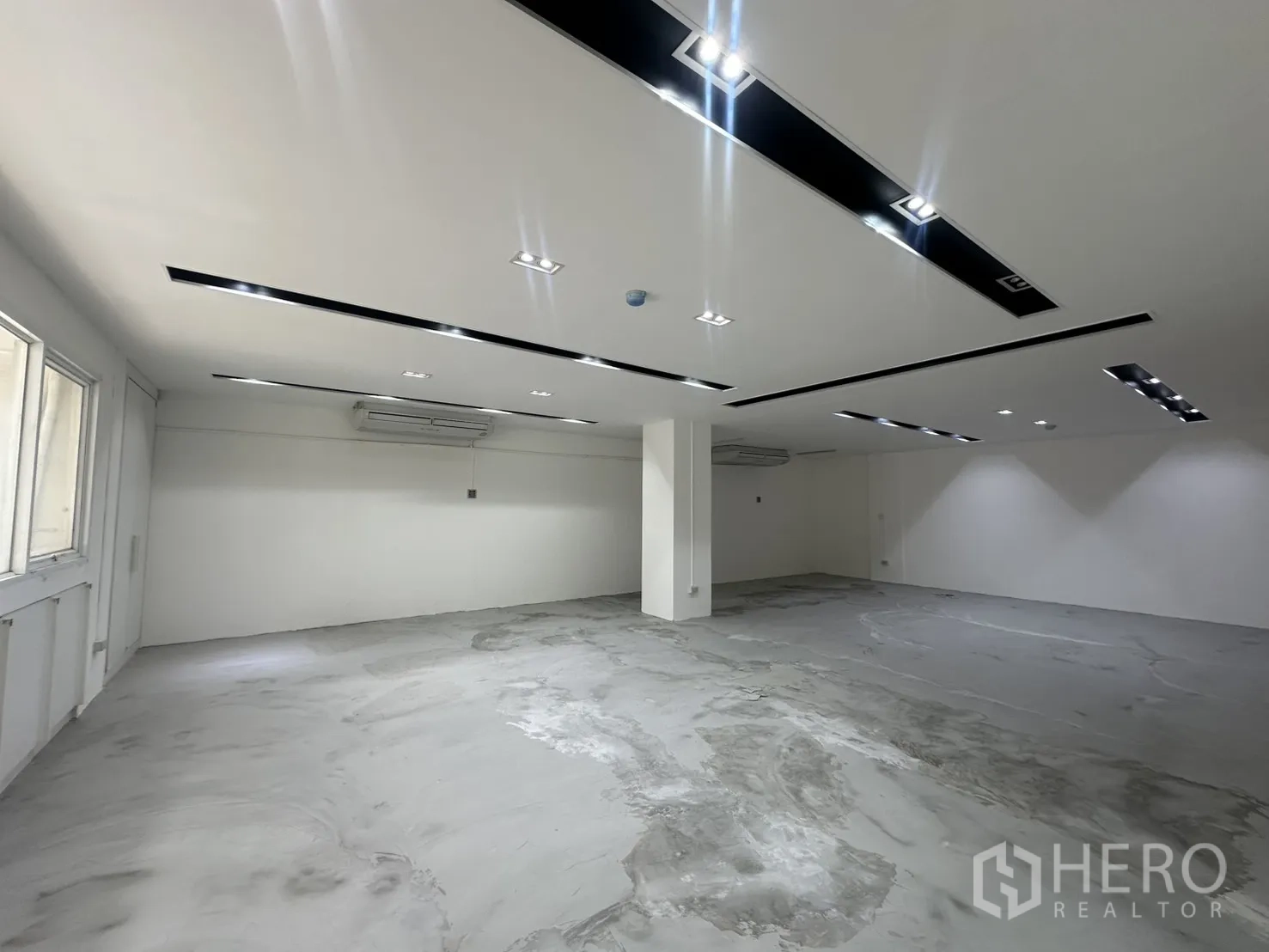 办公室 for rent in Pathum Wan, Bangkok - 宽阔办公区，天花嵌灯成排，设多台空调。