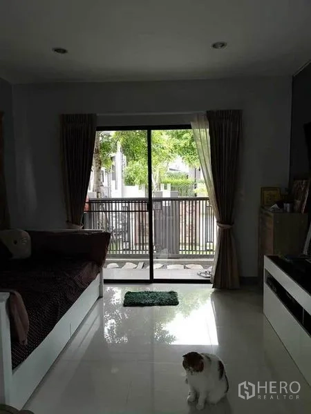 บ้าน ขายในBang Phli, Samut Prakan - ห้องนอนมีประตูกระจกบานเลื่อนเปิดออกสู่ระเบียง/ลาน พร้อมวิวสวน