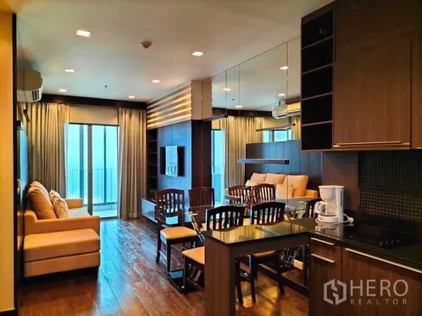 คอนโด ให้เช่าในRatchathewi, Bangkok - ห้องนั่งเล่นแบบโอเพ่นแปลนพร้อมครัว ผนังกระจก โต๊ะทานข้าว และทางออกระเบียง