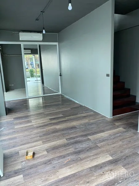 Retail Space for rent in Huai Khwang, Bangkok - Long retail hall with wood flooring, air conditioner and garden-facing glass.