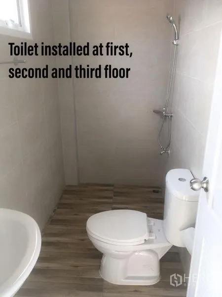 带办公室的家 出租在Min Buri, Bangkok - 现代化卫浴，带淋浴、坐便与洗手盆，并有窗户采光。
