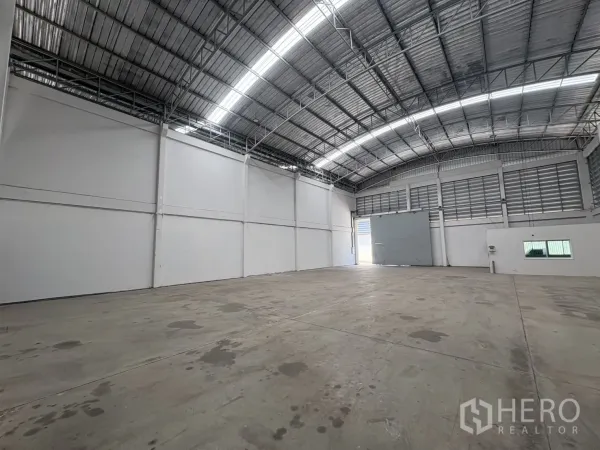 คลังสินค้า ให้เช่าในBan Phaeo, Samut Sakhon - มุมมองโกดังช่วงเสากว้าง มีสกายไลต์ ช่องลม และประตูบานเลื่อนขนาดใหญ่
