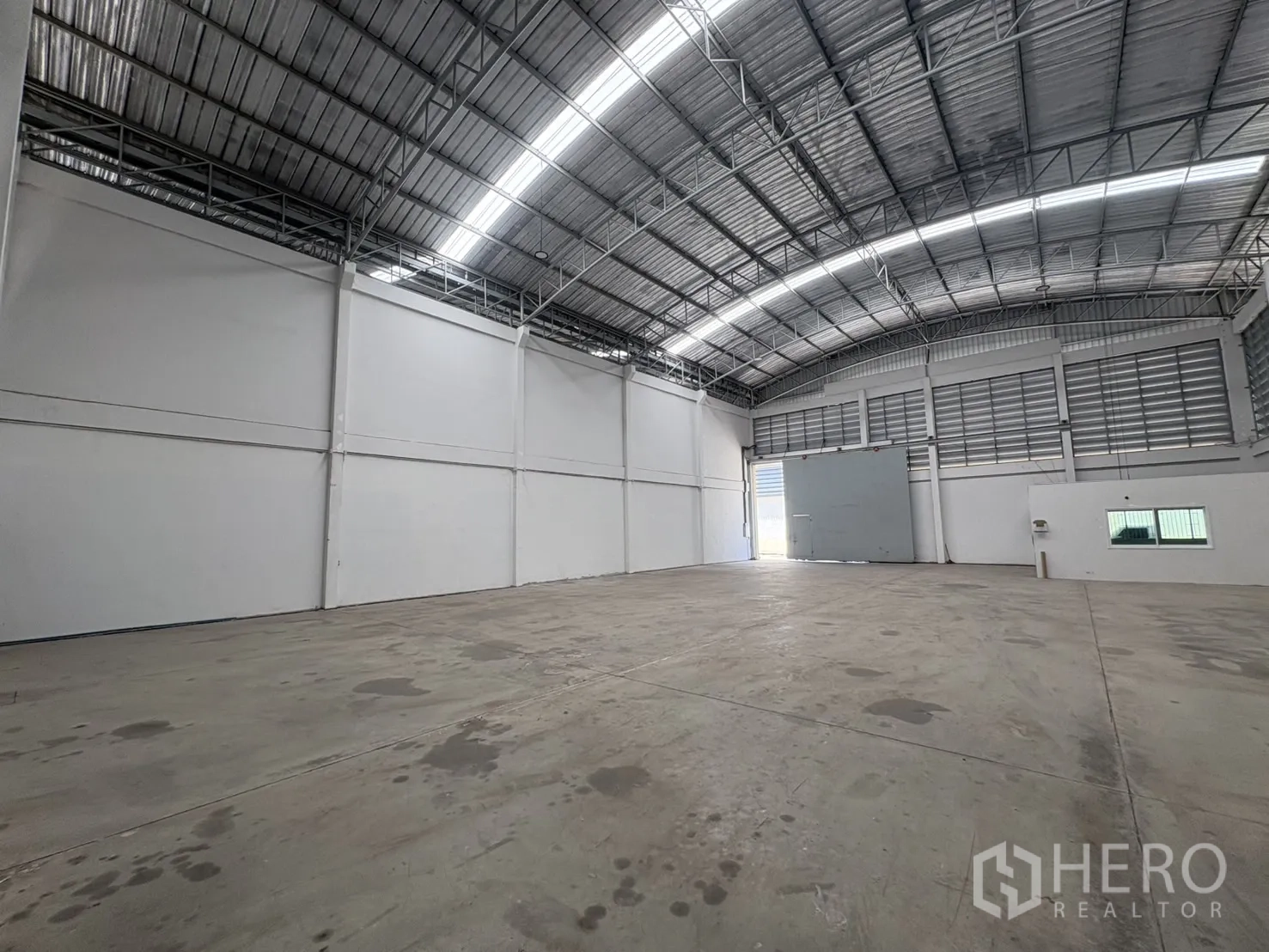คลังสินค้า ให้เช่าในBan Phaeo, Samut Sakhon - มุมมองโกดังช่วงเสากว้าง มีสกายไลต์ ช่องลม และประตูบานเลื่อนขนาดใหญ่