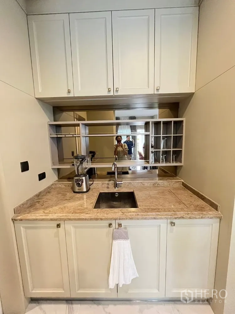 Detached House for rent or sale in Bang Khen, Bangkok - Built‑in pantry with stone countertop, sink and mirrored backsplash.
