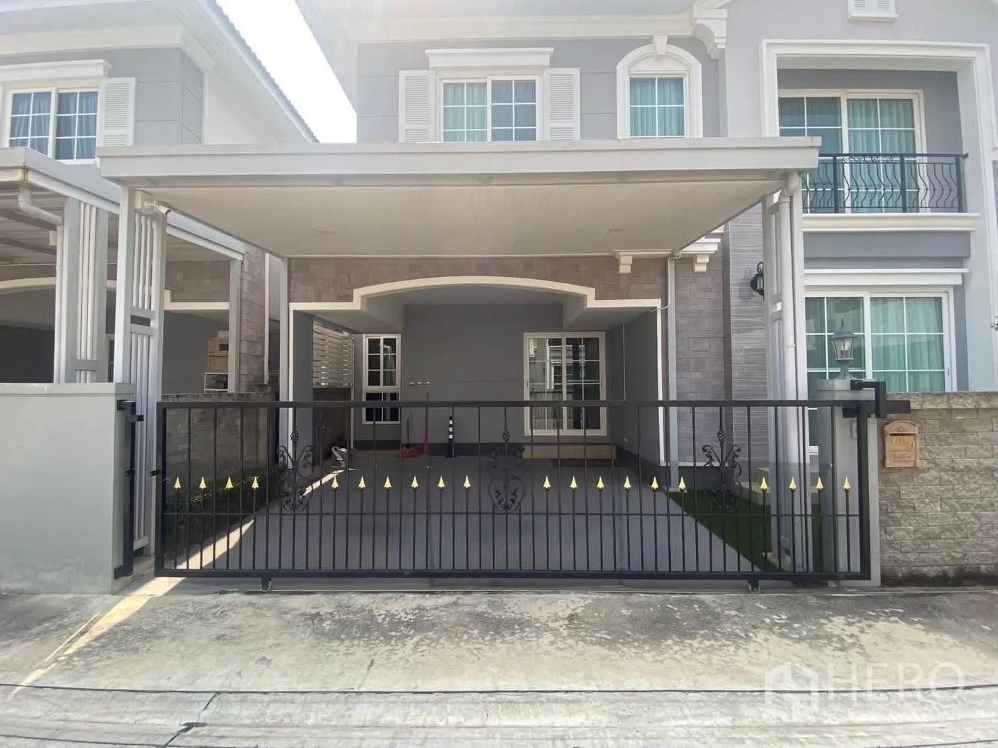 Detached House for rent in Mueang Samut Prakan, Samut Prakan - Two-storey house facade with gated covered carport.