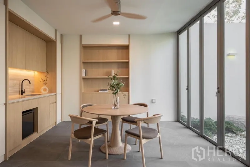 独立式住宅 出租在Saphan Sung, Bangkok - 花园房，圆餐桌、茶水吧与落地推拉门
