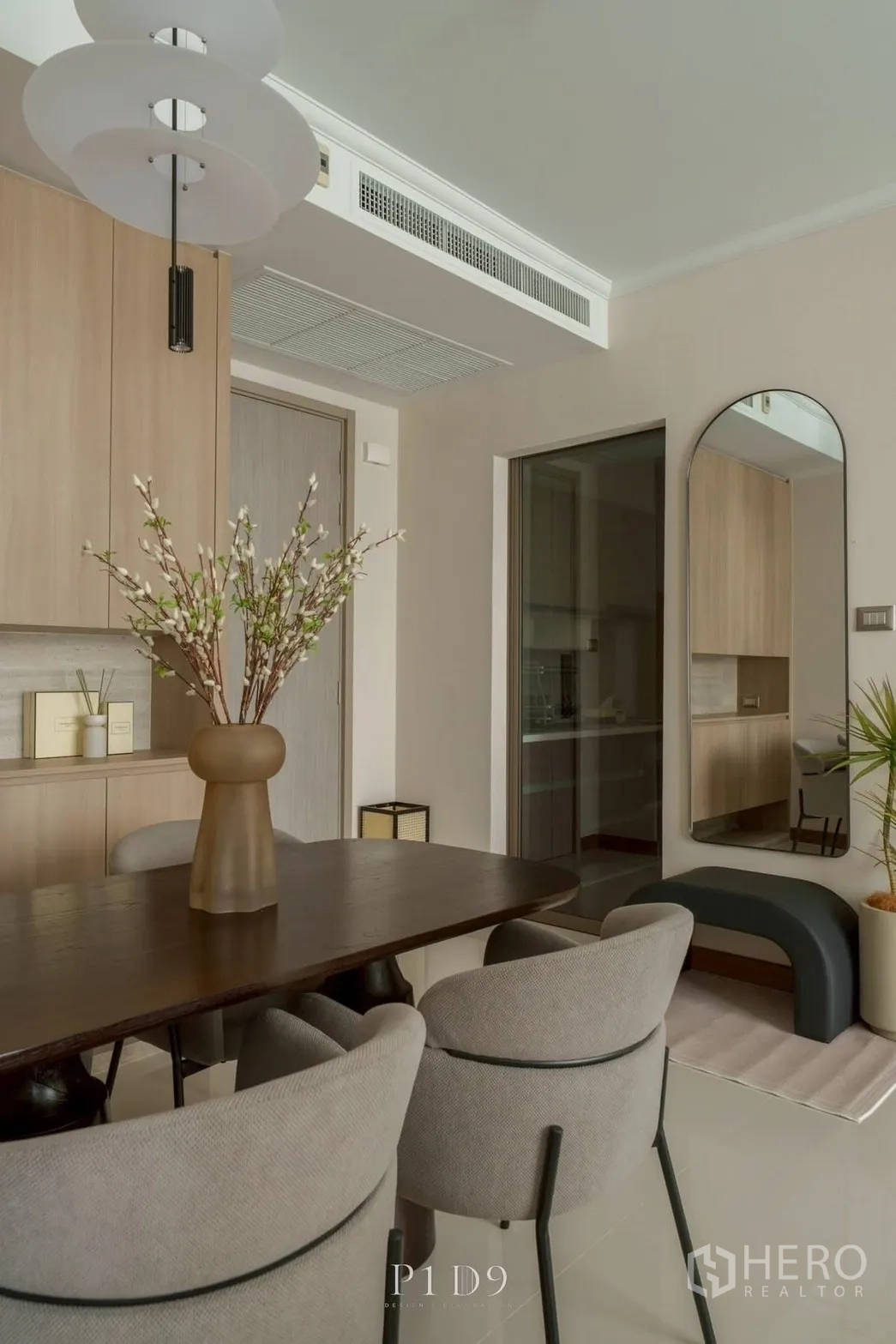 公寓 for rent in Watthana, Bangkok - 餐区对面为高大镜面与通往厨房的滑门。