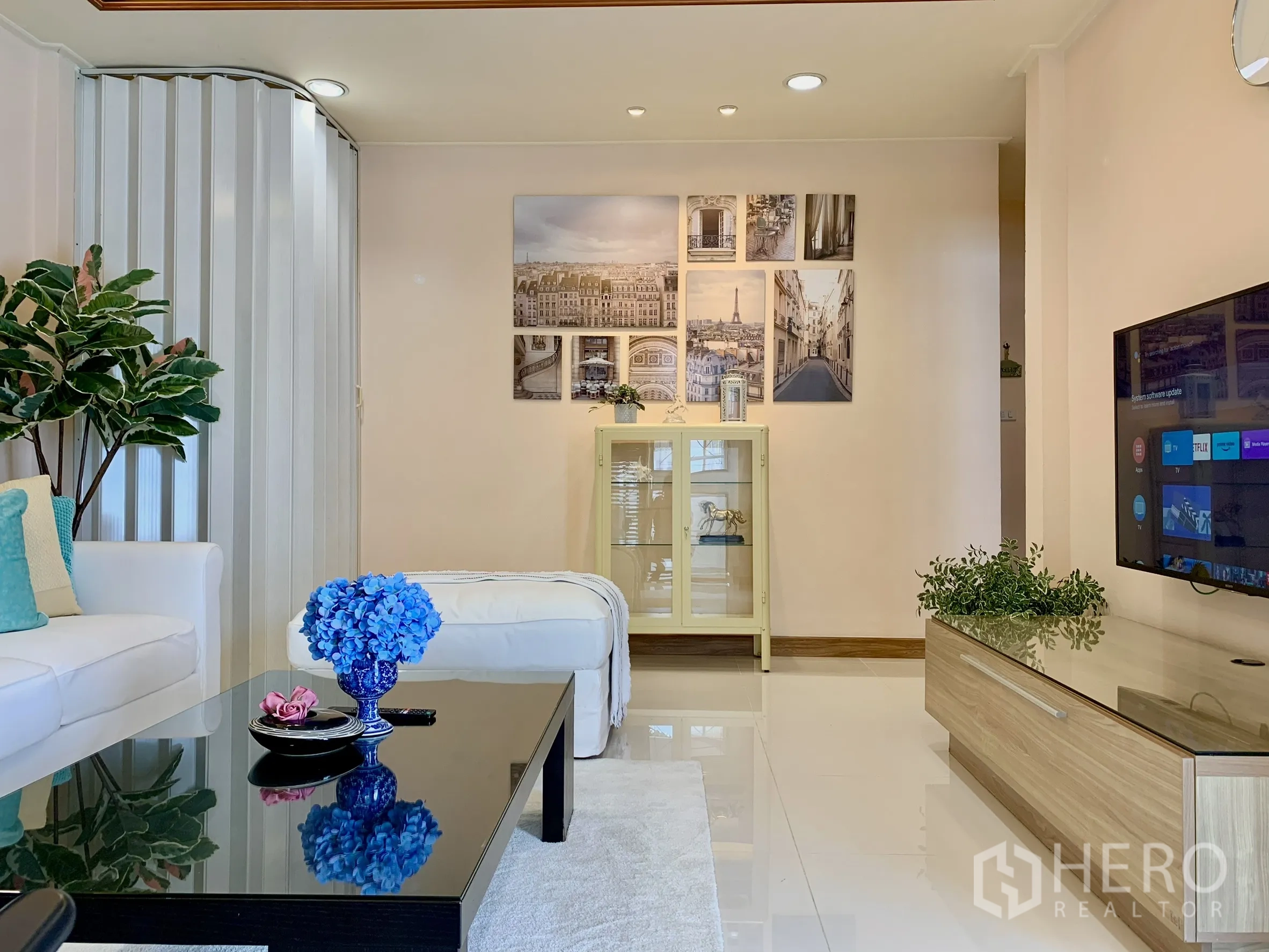 独栋房屋 for rent in Saphan Sung, Bangkok - 起居区配白色沙发、抱枕、室内绿植与嵌灯天花。