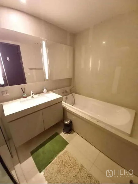 คอนโด ให้เช่าในWatthana, Bangkok - ห้องน้ำอีกมุมมีอ่างอาบน้ำสีขาวและเคาน์เตอร์อ่างล้างหน้า