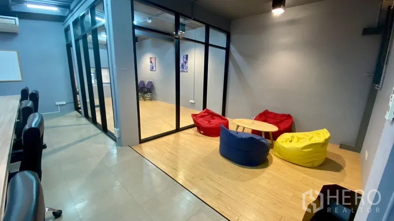สำนักงาน ให้เช่าในSathon, Bangkok - พื้นที่ทำงานเชื่อมต่อมุมพักผ่อนผ่านผนังกระจกใส พร้อมบีนแบ็กและพื้นไม้โทนอุ่น
