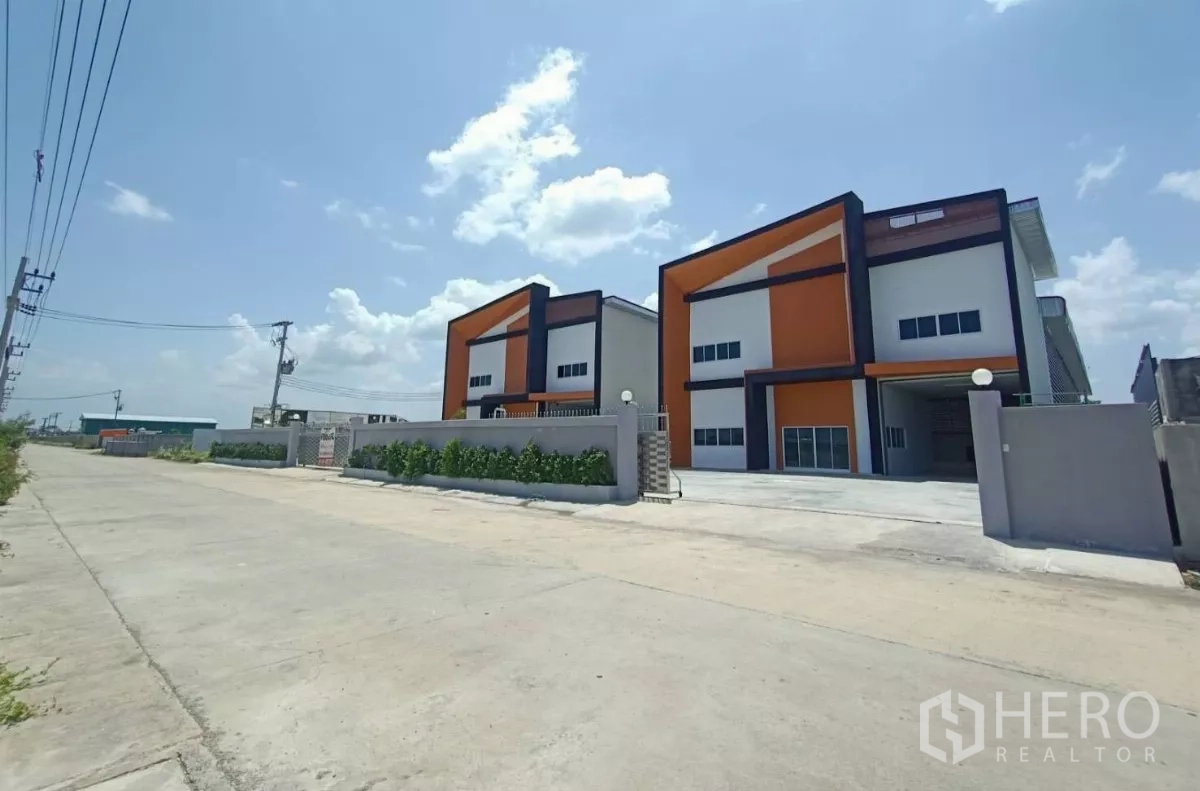 โรงงาน ให้เช่าหรือขายในMueang Samut Sakhon, Samut Sakhon - อาคารโรงงานสมัยใหม่สองยูนิต พร้อมลานด้านหน้าและรั้วรอบ บนถนนคอนกรีต