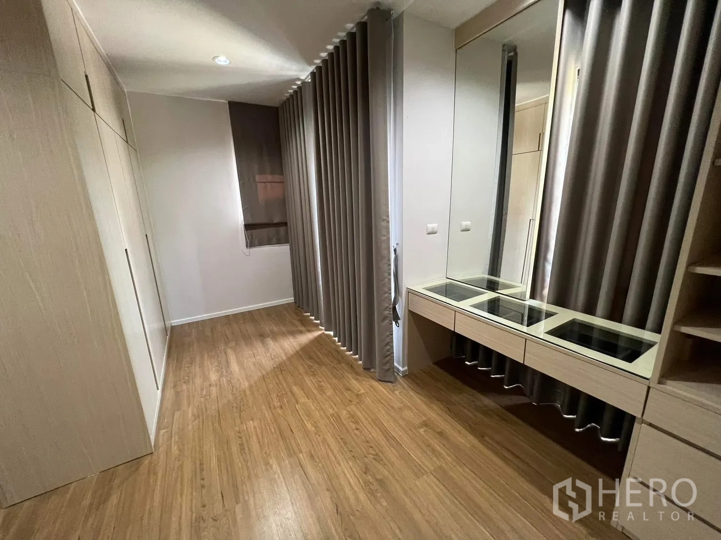 บ้านแฝด for rent in Saphan Sung, Bangkok - พื้นที่แต่งตัวพร้อมตู้เสื้อผ้าบิลท์อิน โต๊ะเครื่องแป้ง และกระจกบานใหญ่