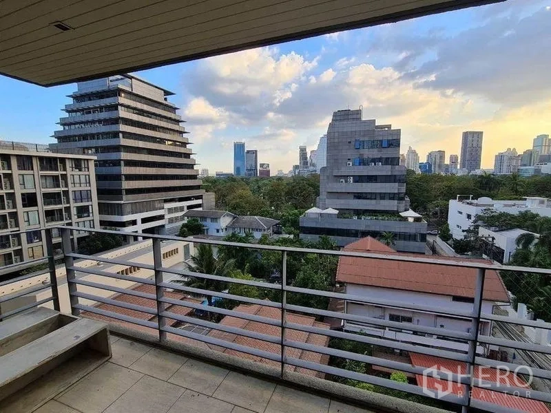 公寓 出售在Pathum Wan, Bangkok - 阳台远眺城市天际线与大片绿地