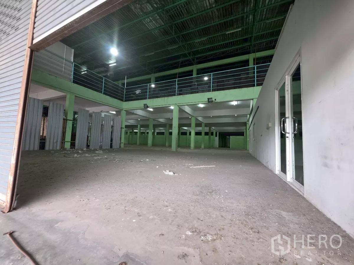 คลังสินค้า ให้เช่าในBang Khun Thian, Bangkok - พื้นที่ทางเข้าชั้นล่าง เพดานสูง มีชั้นลอย เสากลาง และห้องออฟฟิศประตูกระจก