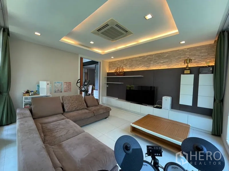 Detached House for rent in Bang Phli, Samut Prakan - Family lounge with drop ceiling lighting and built-in storage.