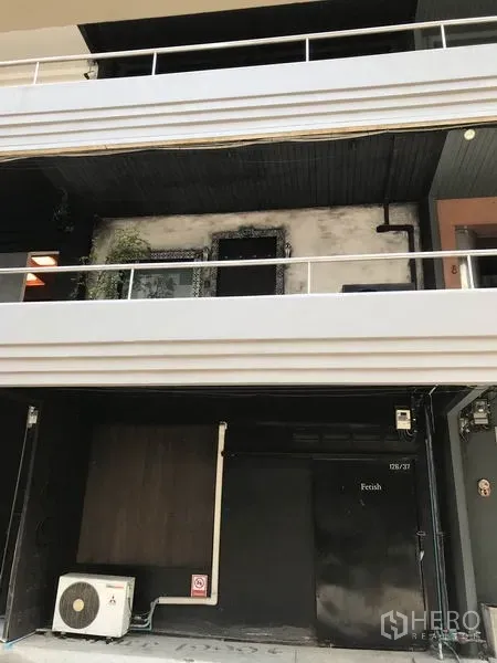 สำนักงาน ให้เช่าในWatthana, Bangkok - ด้านหน้าอาคารพาณิชย์โลว์ไรส์ย่านเอกมัย วัฒนา มีระเบียงราวสแตนเลส หน้าร้านพร้อมติดป้าย และคอมเพรสเซอร์แอร์ภายนอก