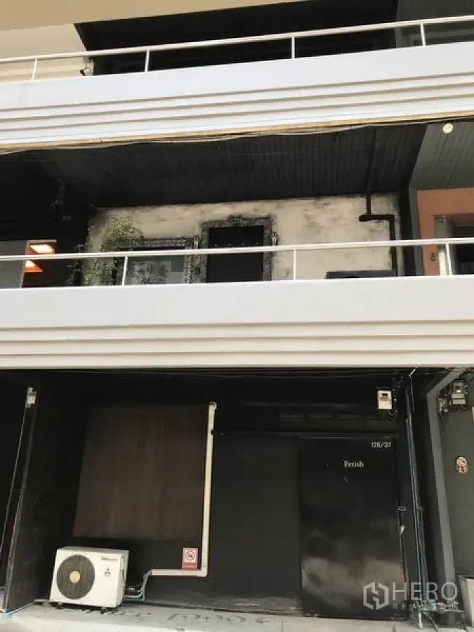 สำนักงาน ให้เช่าในWatthana, Bangkok - ด้านหน้าอาคารพาณิชย์โลว์ไรส์ย่านเอกมัย วัฒนา มีระเบียงราวสแตนเลส หน้าร้านพร้อมติดป้าย และคอมเพรสเซอร์แอร์ภายนอก