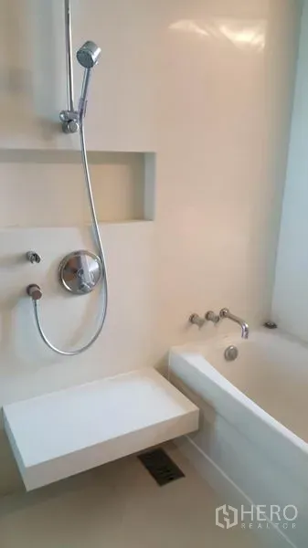 公寓 出租在Watthana, Bangkok - 简约浴室，设浴缸与墙面淋浴